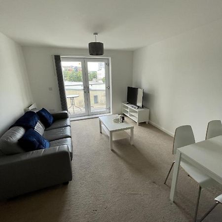 Modern 2-Bed Apartment In The Heart Of Salford Quays מראה חיצוני תמונה