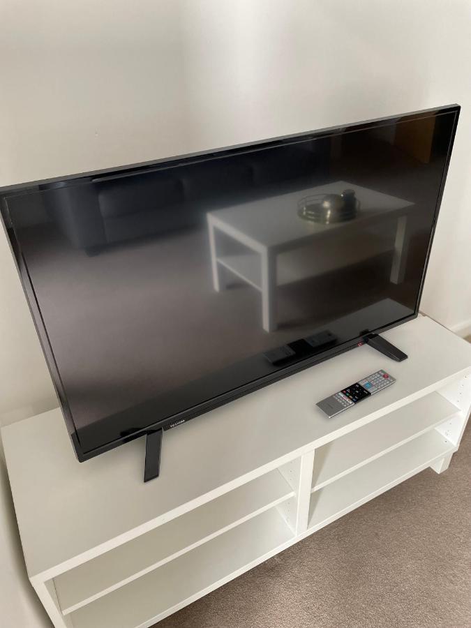 Modern 2-Bed Apartment In The Heart Of Salford Quays מראה חיצוני תמונה