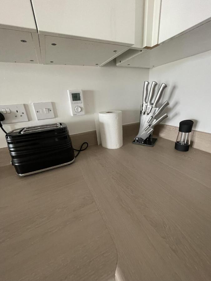 Modern 2-Bed Apartment In The Heart Of Salford Quays מראה חיצוני תמונה