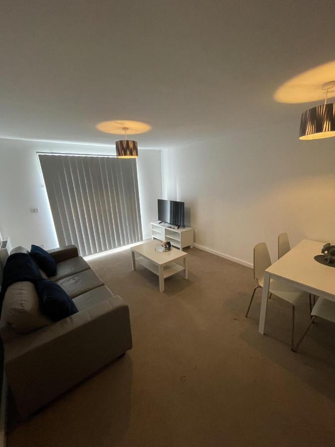 Modern 2-Bed Apartment In The Heart Of Salford Quays מראה חיצוני תמונה