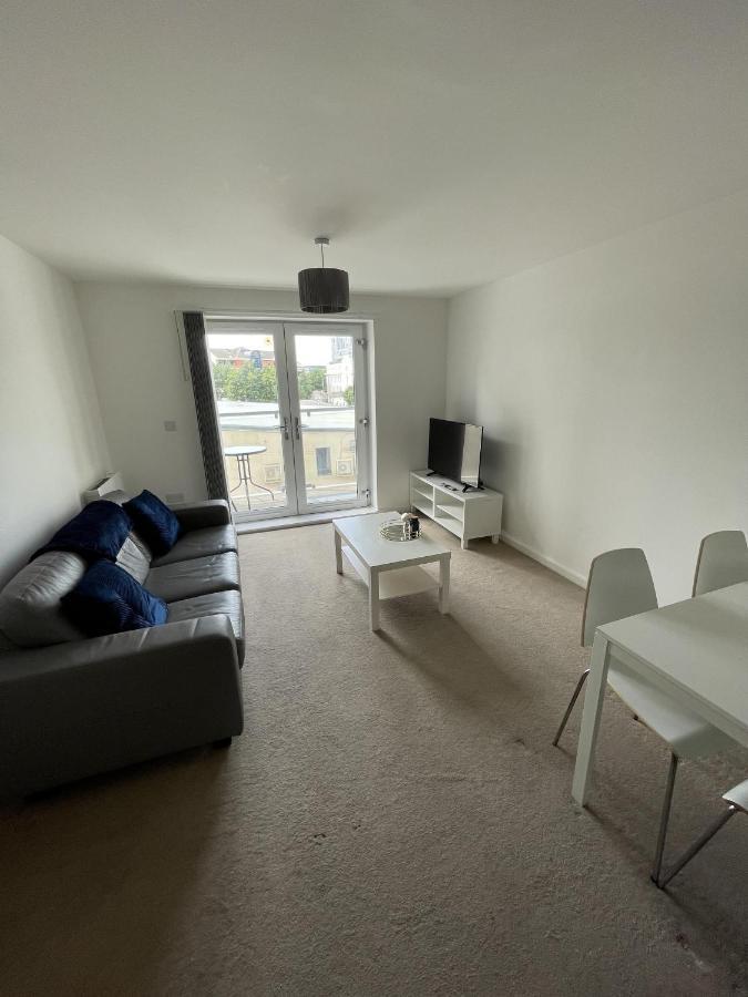 Modern 2-Bed Apartment In The Heart Of Salford Quays מראה חיצוני תמונה