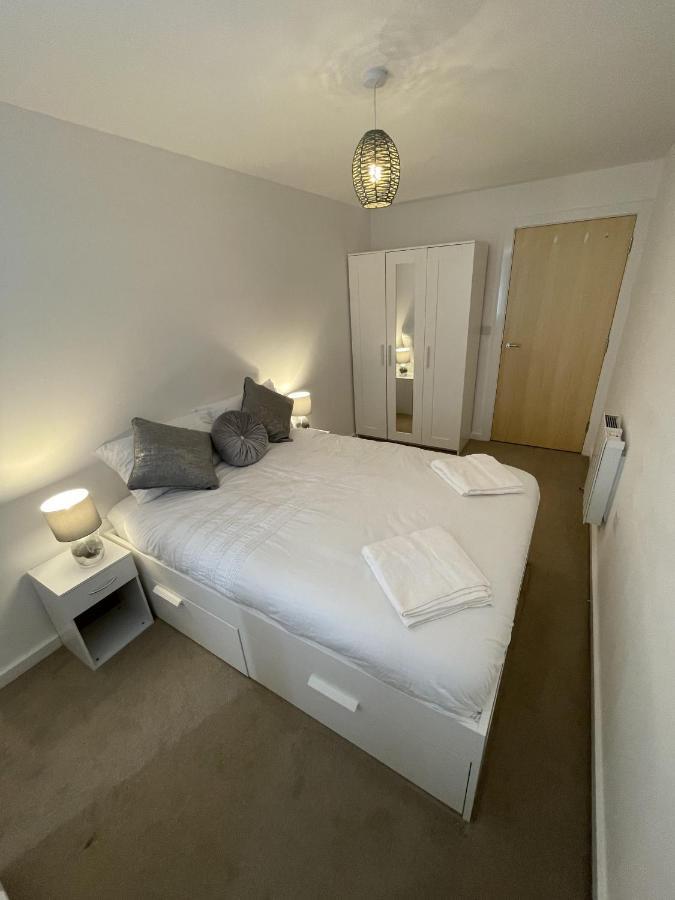 Modern 2-Bed Apartment In The Heart Of Salford Quays מראה חיצוני תמונה