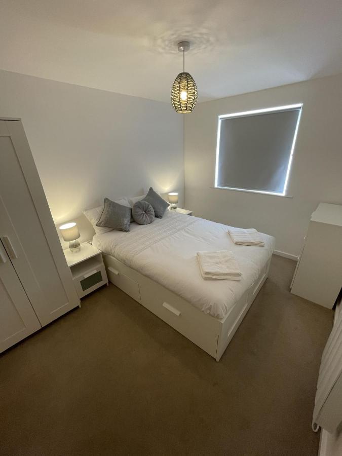 Modern 2-Bed Apartment In The Heart Of Salford Quays מראה חיצוני תמונה