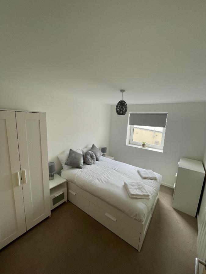 Modern 2-Bed Apartment In The Heart Of Salford Quays מראה חיצוני תמונה