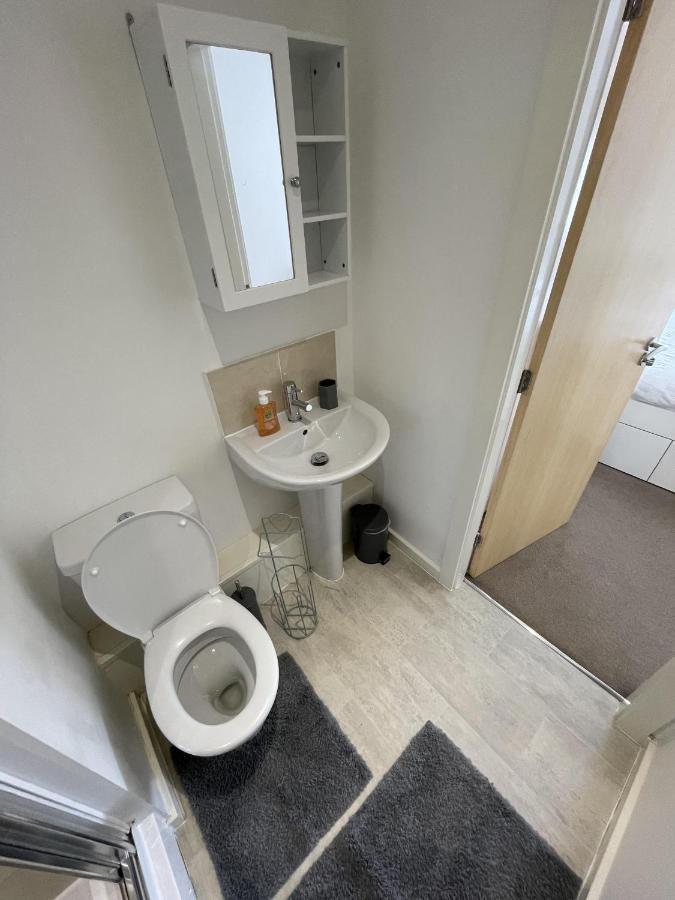Modern 2-Bed Apartment In The Heart Of Salford Quays מראה חיצוני תמונה
