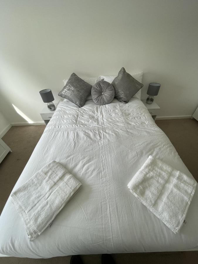 Modern 2-Bed Apartment In The Heart Of Salford Quays מראה חיצוני תמונה