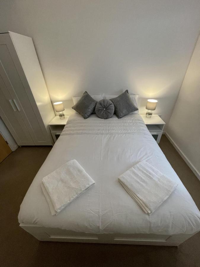 Modern 2-Bed Apartment In The Heart Of Salford Quays מראה חיצוני תמונה
