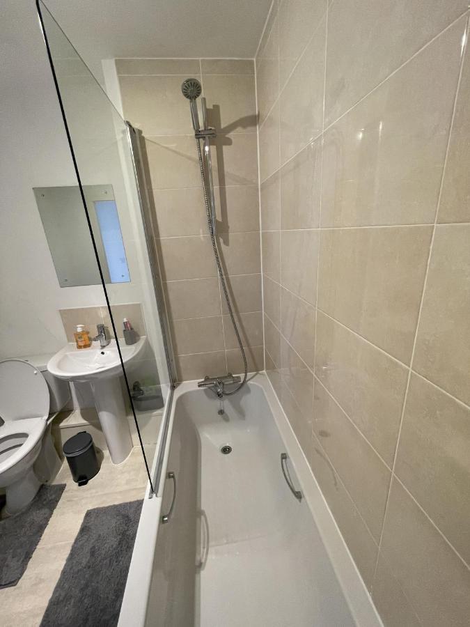 Modern 2-Bed Apartment In The Heart Of Salford Quays מראה חיצוני תמונה