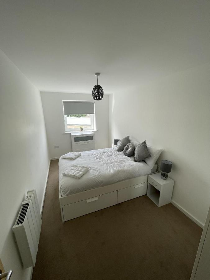 Modern 2-Bed Apartment In The Heart Of Salford Quays מראה חיצוני תמונה