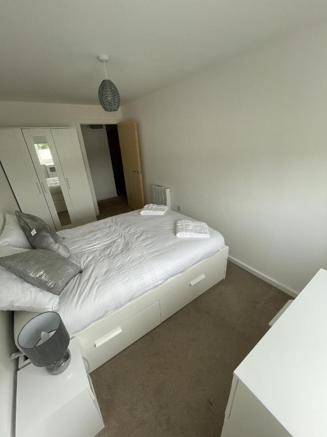 Modern 2-Bed Apartment In The Heart Of Salford Quays מראה חיצוני תמונה