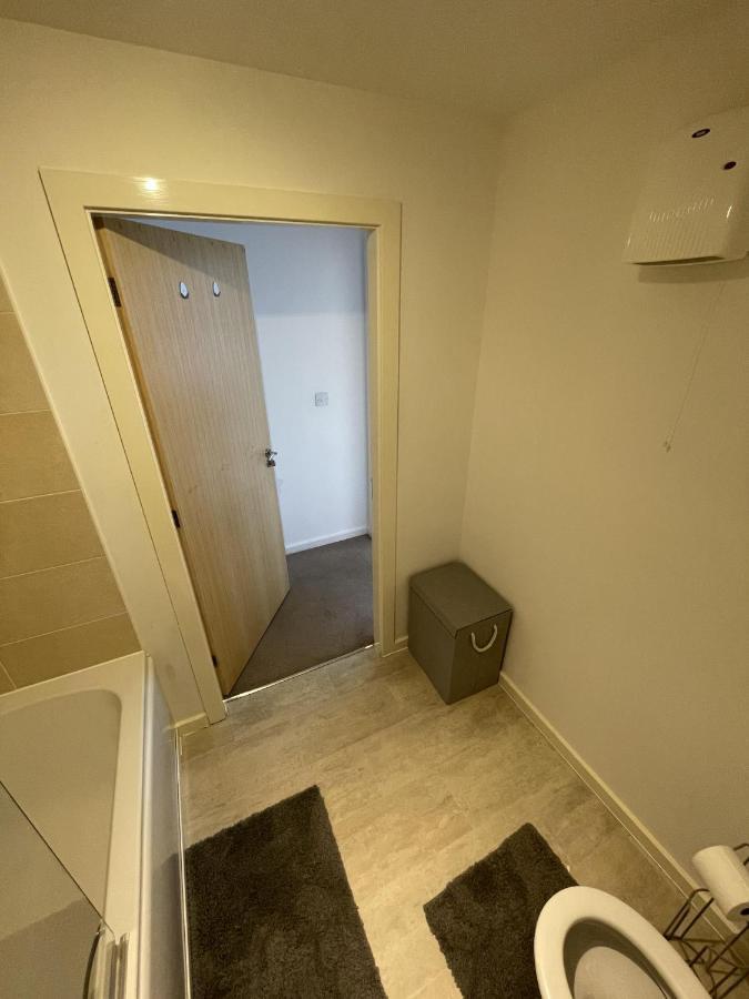 Modern 2-Bed Apartment In The Heart Of Salford Quays מראה חיצוני תמונה