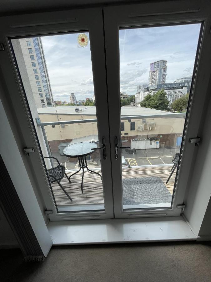 Modern 2-Bed Apartment In The Heart Of Salford Quays מראה חיצוני תמונה
