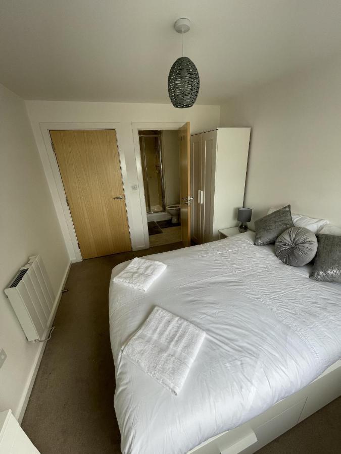 Modern 2-Bed Apartment In The Heart Of Salford Quays מראה חיצוני תמונה