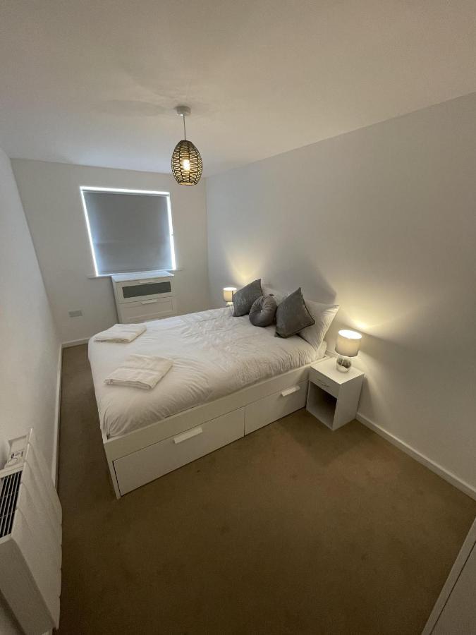 Modern 2-Bed Apartment In The Heart Of Salford Quays מראה חיצוני תמונה