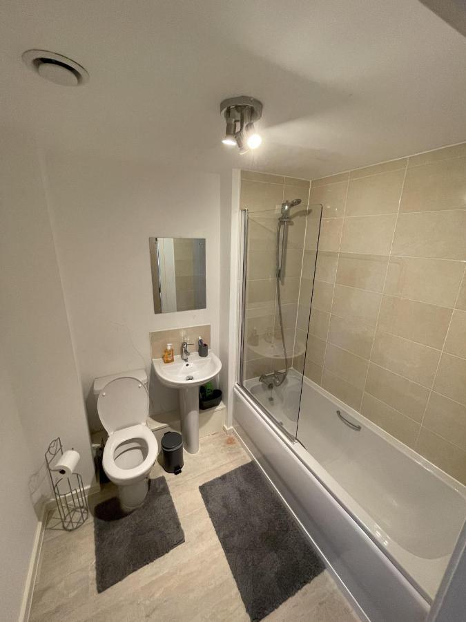 Modern 2-Bed Apartment In The Heart Of Salford Quays מראה חיצוני תמונה