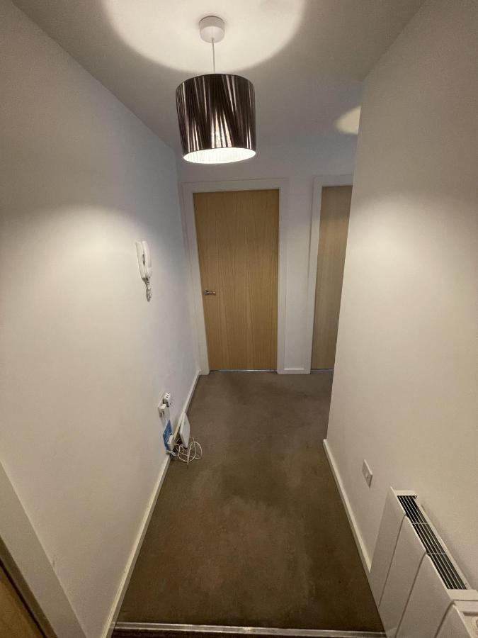 Modern 2-Bed Apartment In The Heart Of Salford Quays מראה חיצוני תמונה