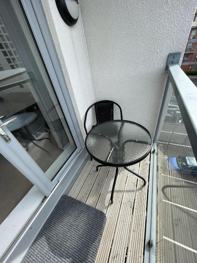 Modern 2-Bed Apartment In The Heart Of Salford Quays מראה חיצוני תמונה
